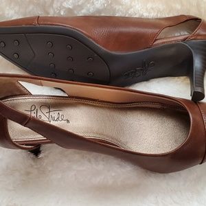 NWOT Life Stride Kizzy Brown Pumps 8 M